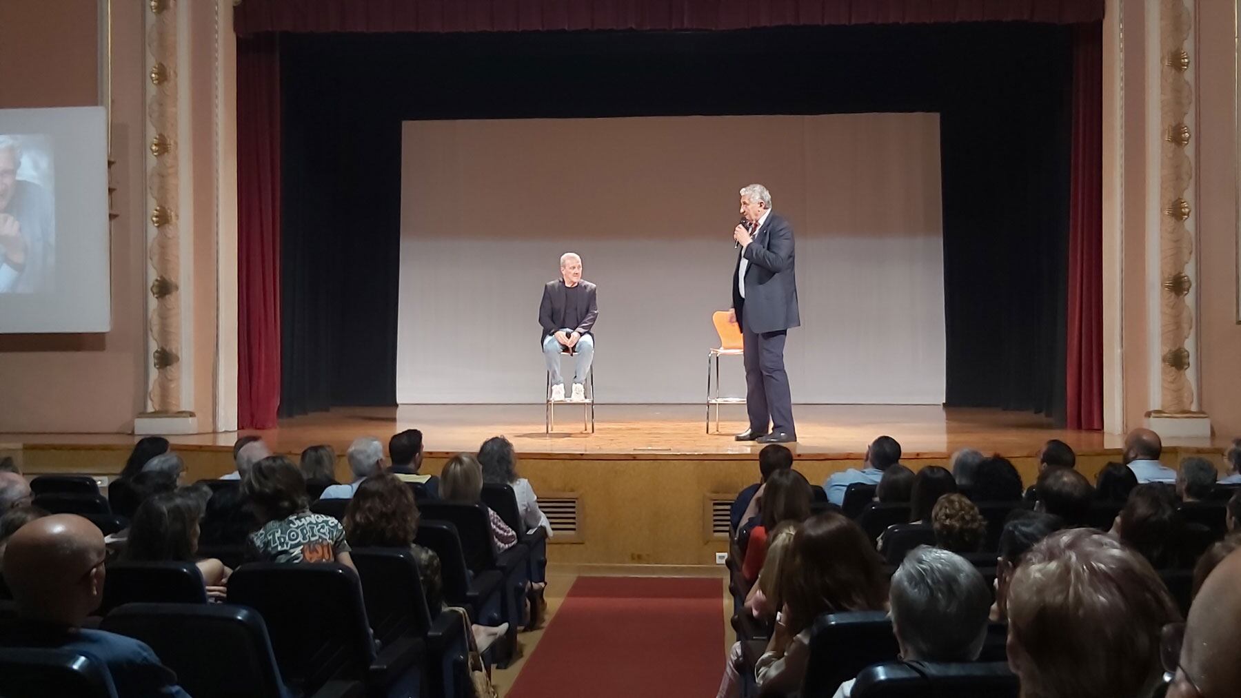 Un instante de la charla de Fernando Romay en el Teatro Salesianos acompañado por su amigo y comunicador Oché Cortés
