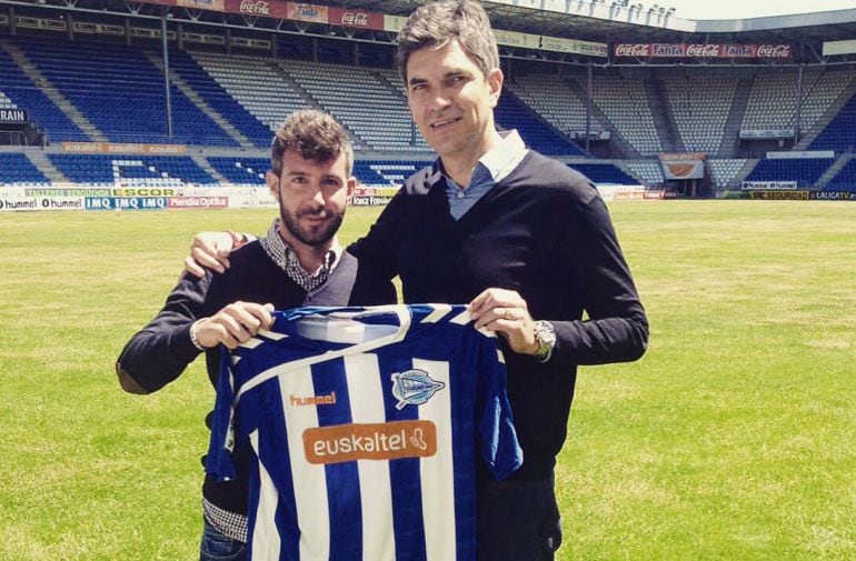 Xavier Tamarit posa junto a Mauricio Pellegrino en la presentación de este como entrenador del Alavés.