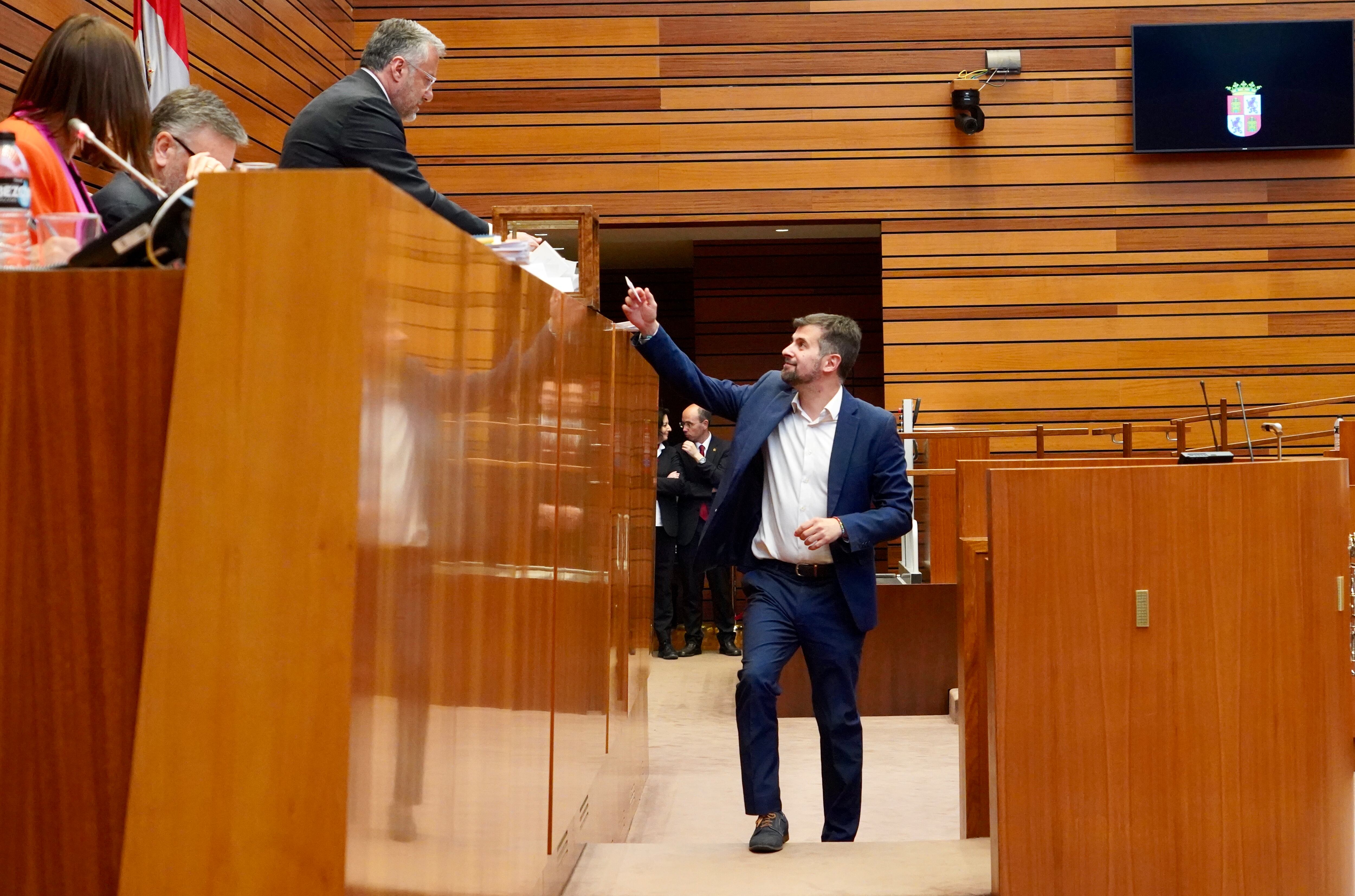 Luis Tudanca, durante la votación