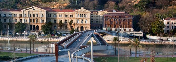 La pasarela Pedro Arrupe une las dos márgenes de la ría de Bilbao