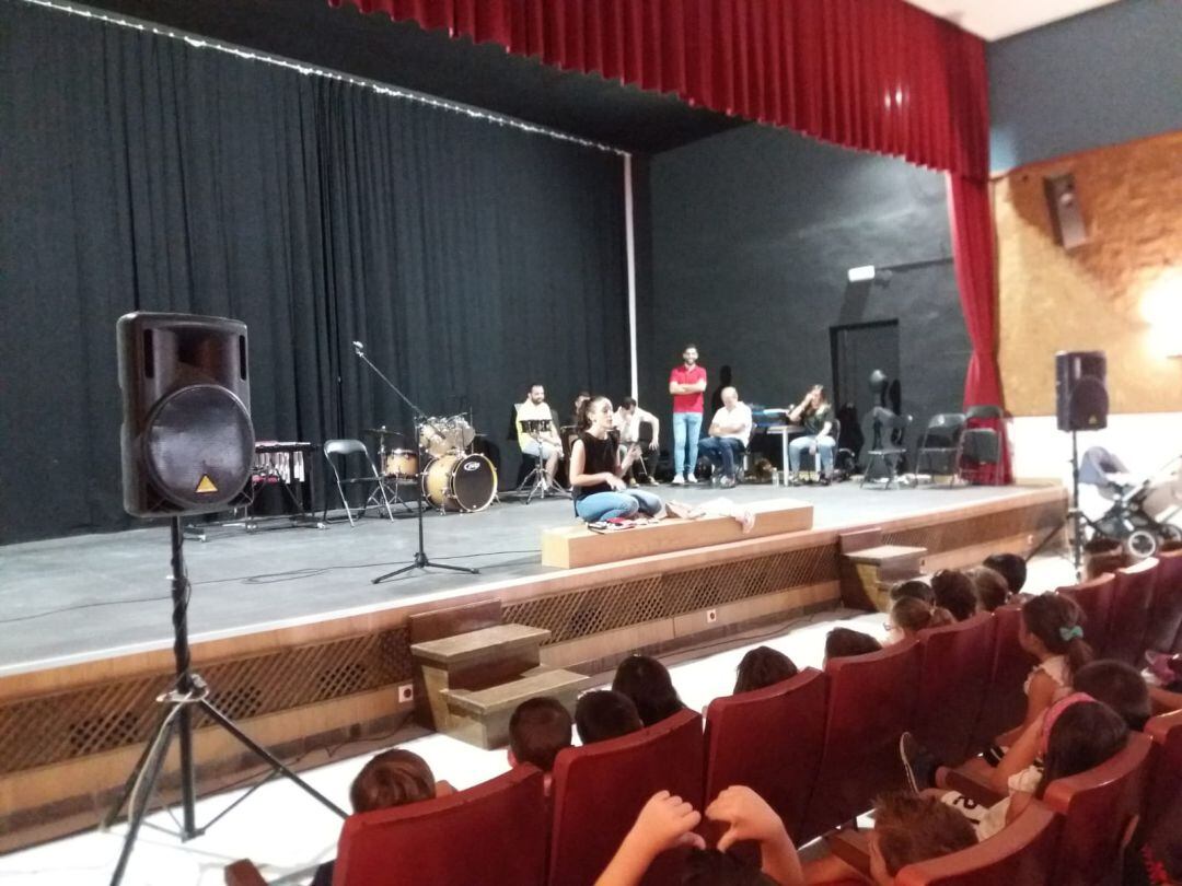 Momento de la intervención de la profesora de danza, Rosa Ruiz