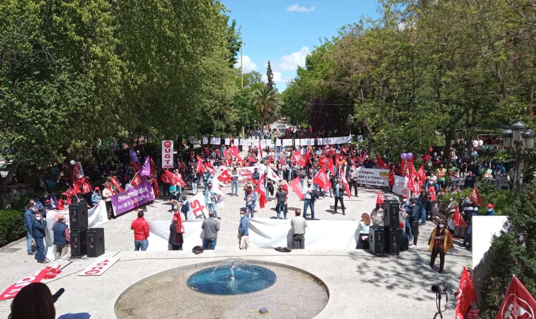 Asistentes al cierre de la manifestación del Primero de Mayo en la Concha de la Música en Puertollano