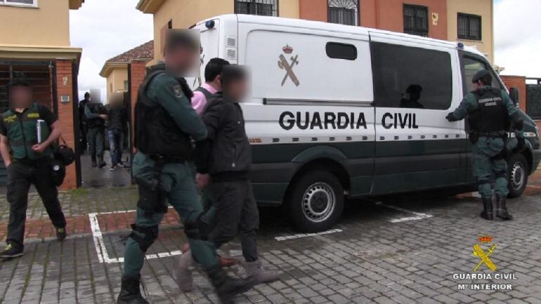 Agents de la Guàrdia Civil durant l'operació Gavelo, detenint alguns dels implicats en la xarxa d'explotació sexual de dones xineses a Espanya.