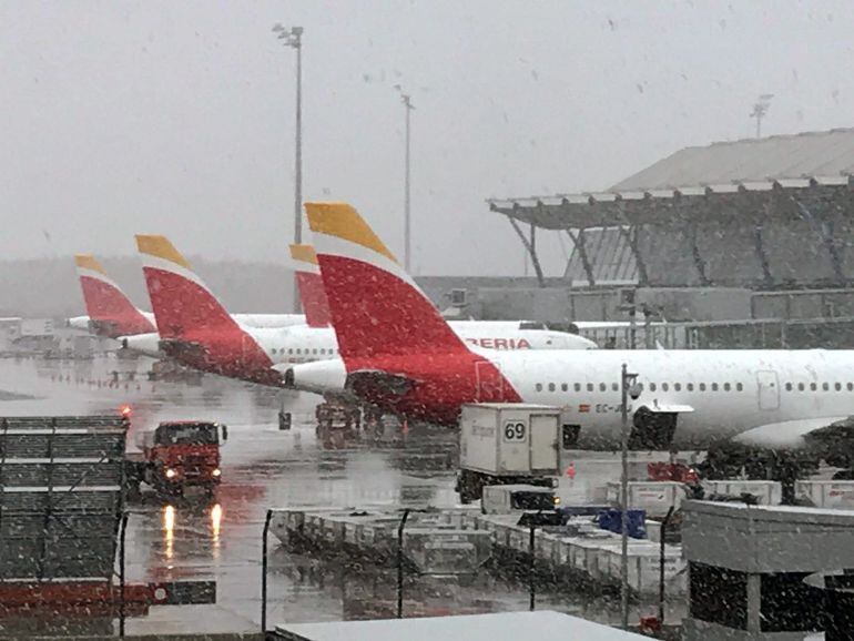 Fotografía facilitada por Iberia del aeropuerto Adolfo Suárez Madrid-Barajas, donde el temporal ha obligado a cerrar dos de las cuatro pistas para limpiarlas de nieve.