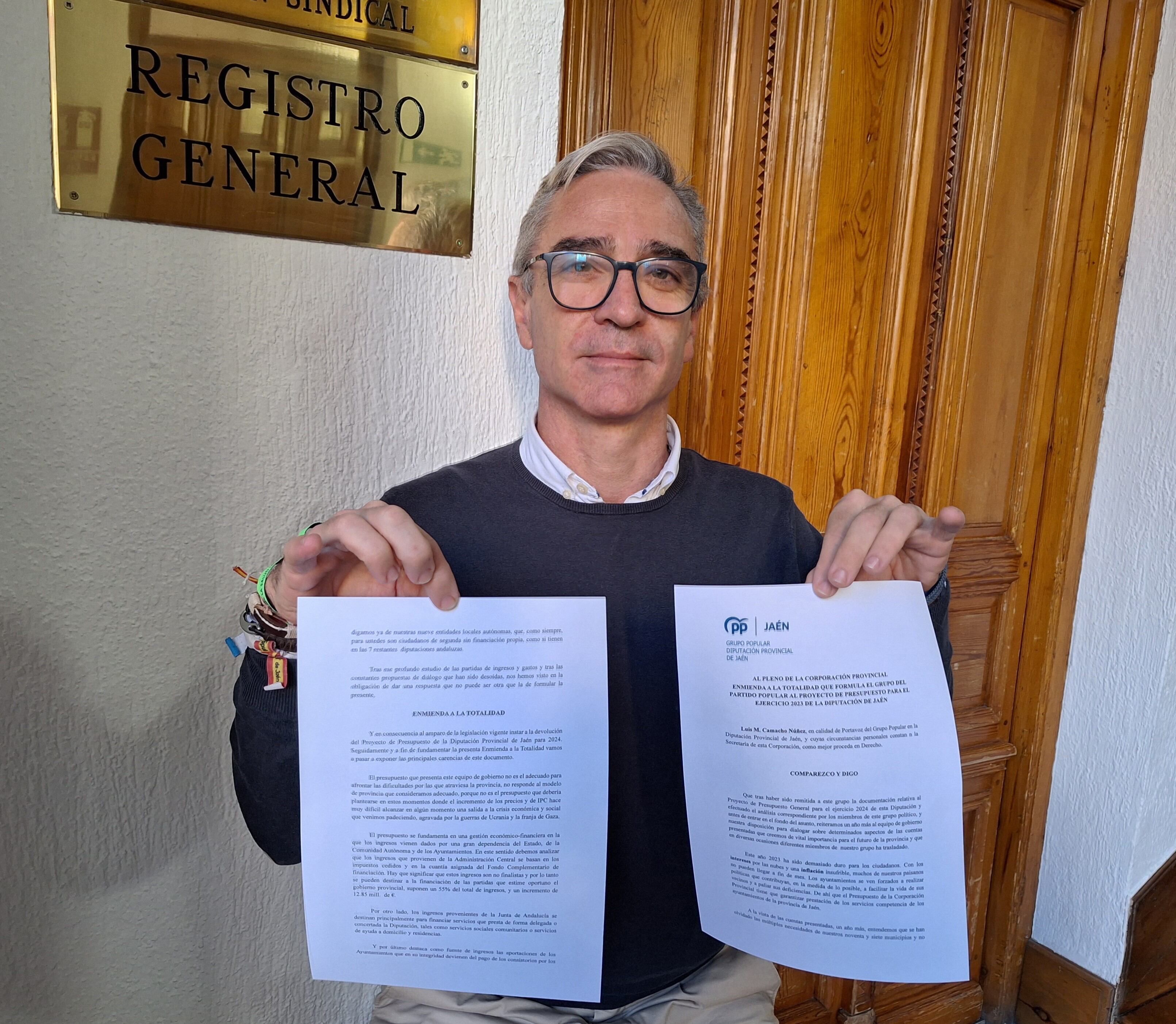 Luis M Camacho presentando en el Registro la Enmienda a la Totalidad de los Presupuestos de la Diputación