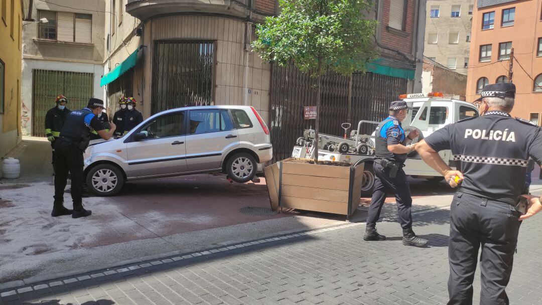 El coche que acabó en el otro extremo de la calle tras el atropello