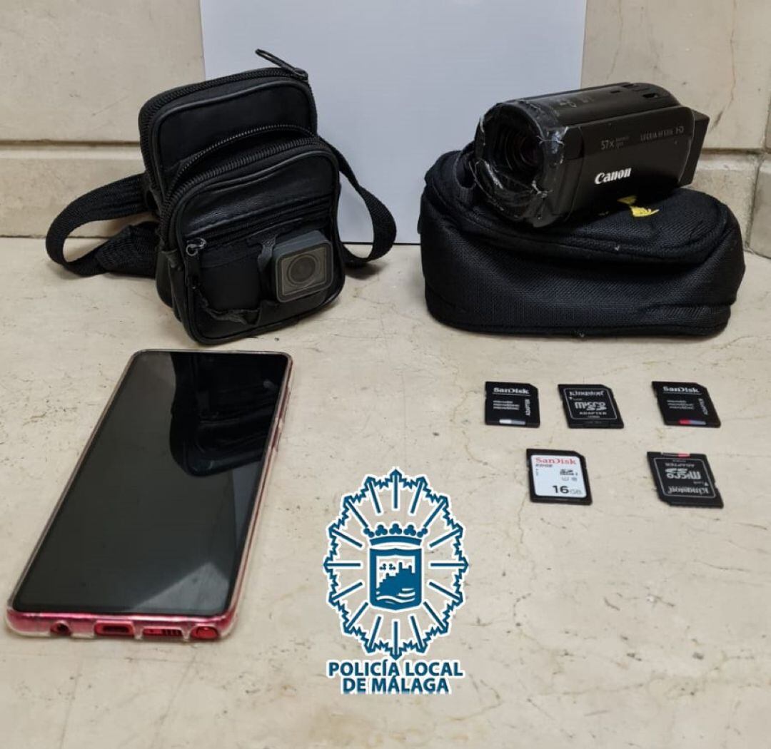 El individuo usaba una cámara de vídeo con el objetivo recubierto en parte con cinta aislante negra para disimular las grabaciones