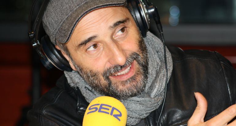 Jorge Drexler en los estudios de la Cadena SER durante su entrevista con Gemma Nierga