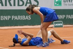 Paula Arias y Olga Danilovic tras ganar el último punto de la final