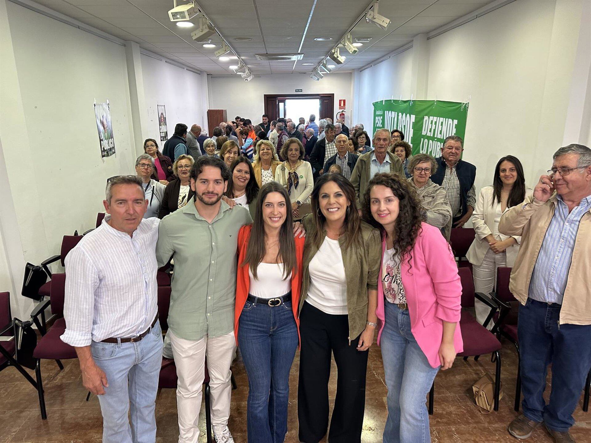 La portavoz adjunta del grupo socialista en el parlamento andaluz y candidata al parlamento andaluz, Ángeles Férriz, y la portavoz del PSOE de Málaga y candidata al parlamento andaluz, Ana Villarejo, en un acto en Cuevas del Becerro