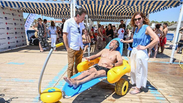 Comineza el servicio de Ayuda al Baño de las playas de València