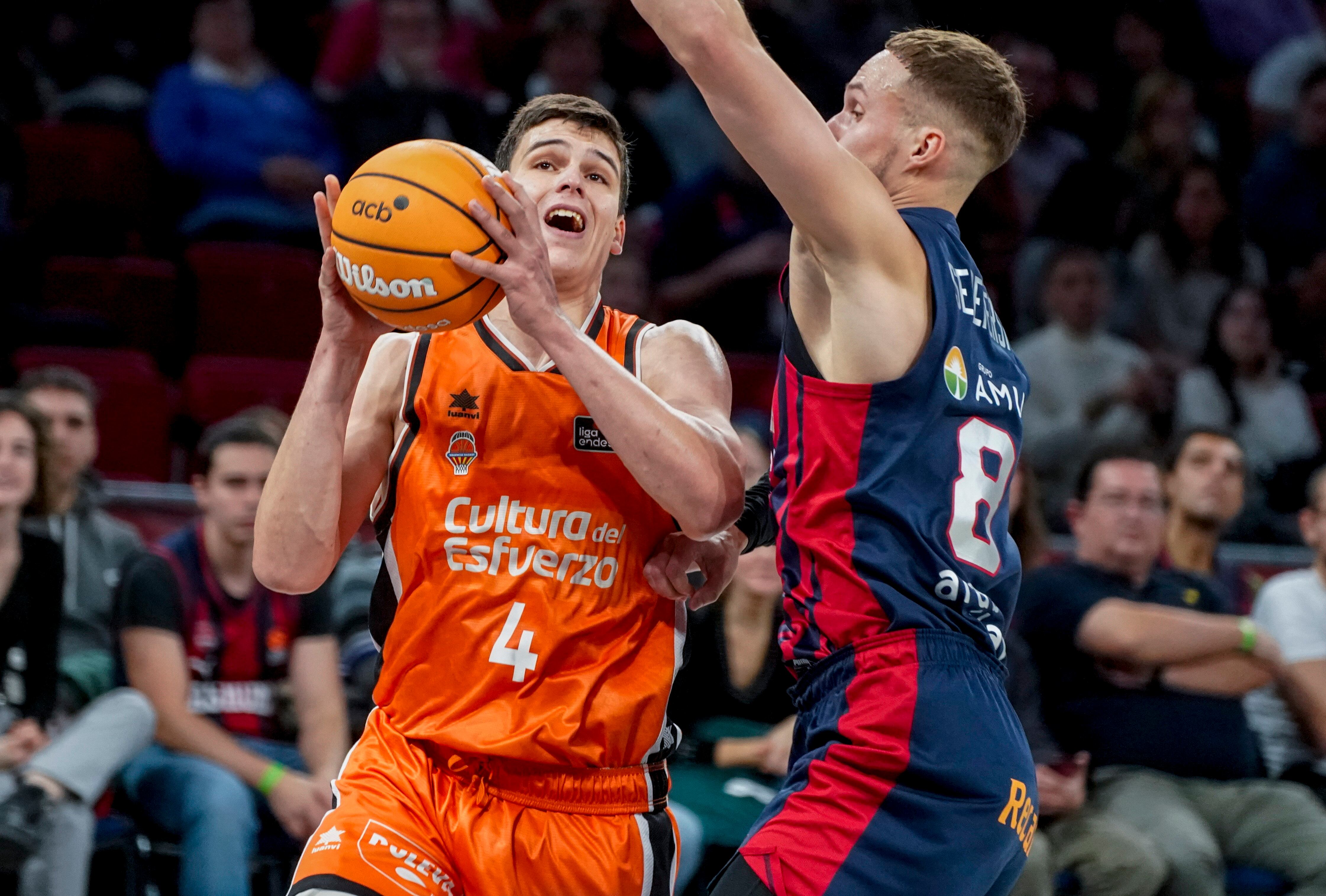 VITORIA, 01/12/2024.- El ala pívot del Valencia Basket Jaime Pradilla (i) intenta superar al alero lituano del Baskonia, Tadas Sedekerskis, en el partido de Liga Endesa de baloncesto que se disputa este domingo en el Fernando Buesa Arena. EFE/ L. Rico
