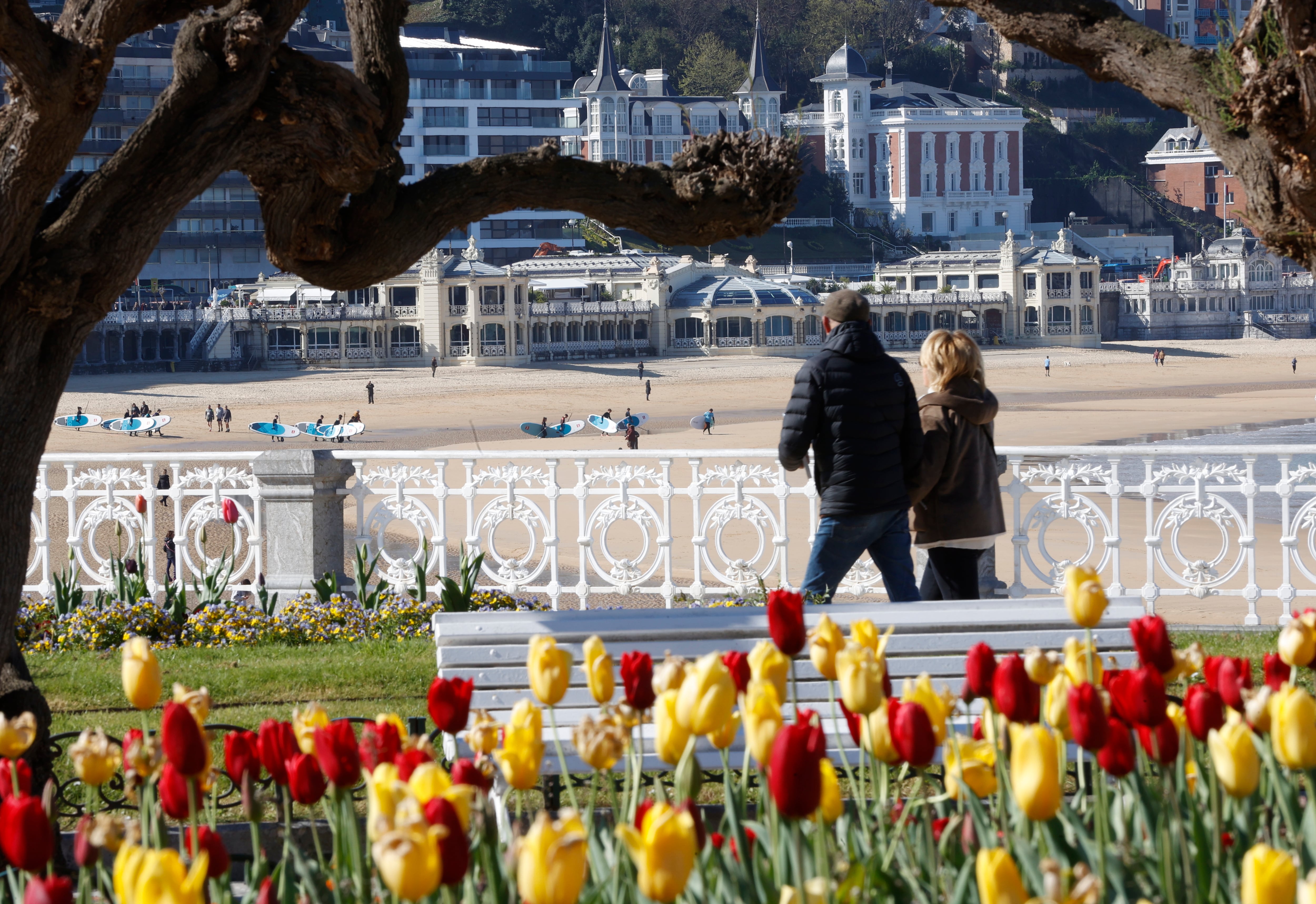 Una pareja pasea este martes junto a la playa de La Concha de San Sebastián.