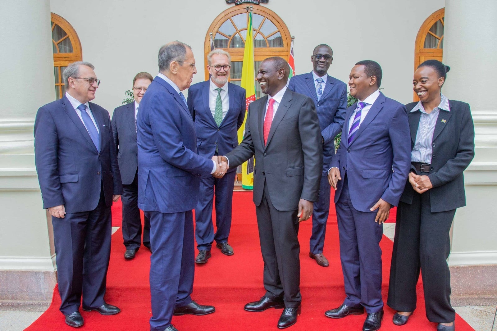 Sergei Lavrov saluda al presidente de Kenia, William Ruto, en Nairobi