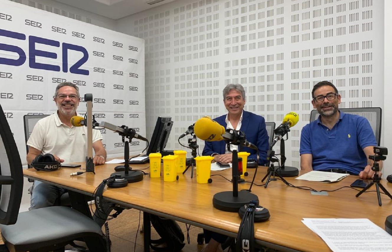 Lucrecio Fernández y Daniel Zambrana, ambos de Lipasam, junto a Salomón Hachuel