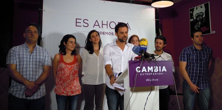 Álvaro Jaén junto a varios diputados de Podemos