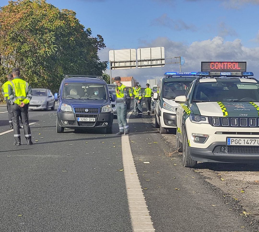 Control de la Guardia Civil en la A-92 ante el cierre perimetral ordenado por la Junta en Granada y 32 pueblos del Área Metropolitana para frenar el avance de la covid-19