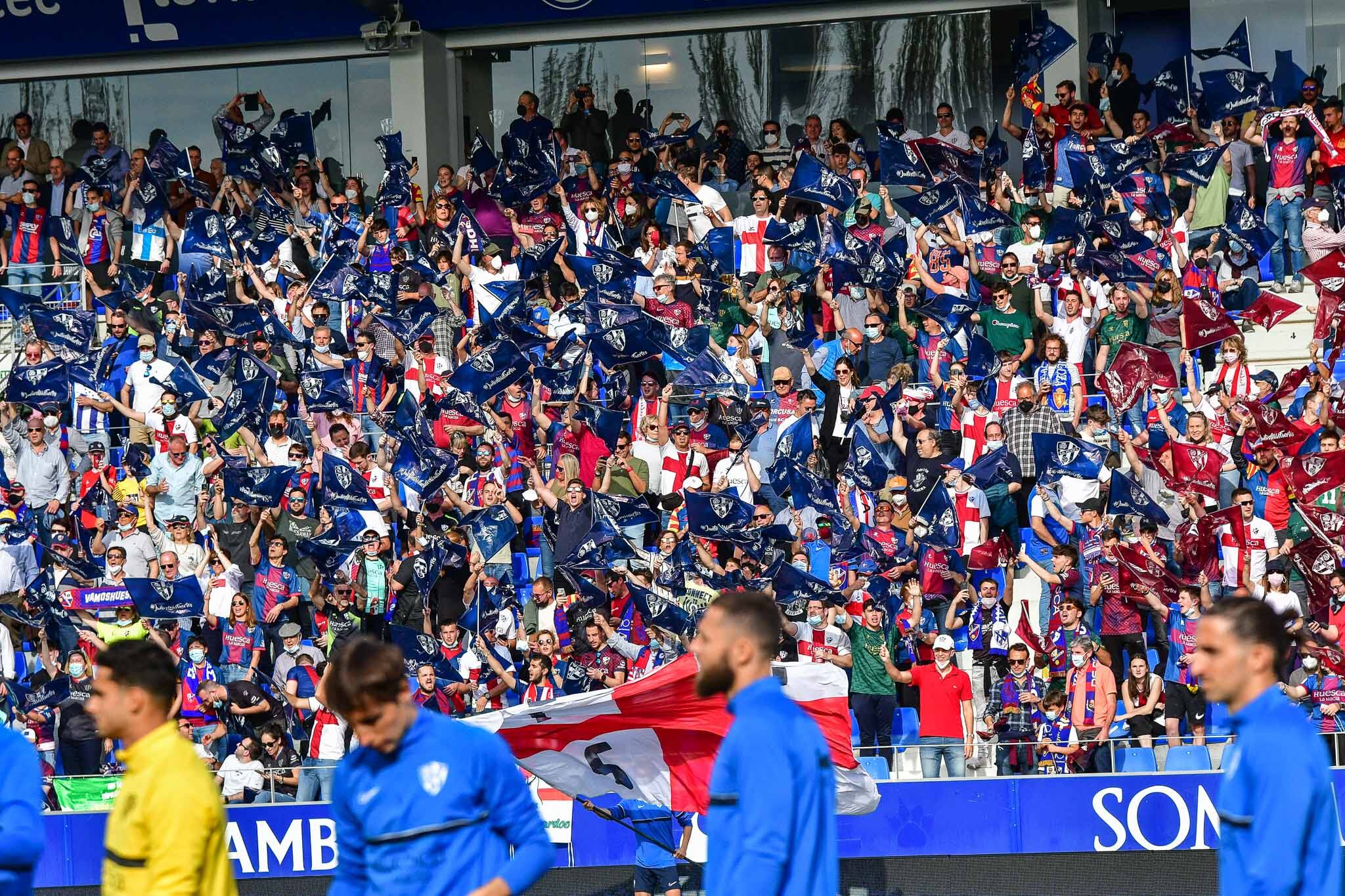 Jugadores del Huesca ante la grada del Alcoraz repleta de aficionados / SD Huesca