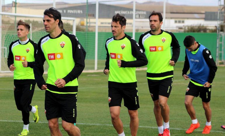 Edu Albacar en el centro, entre Pelegrín y Lolo Ortiz en un entrenamiento