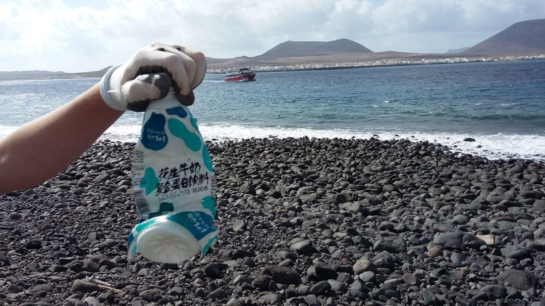 Yogur coreano encontrado en una playa de Lanzarote.