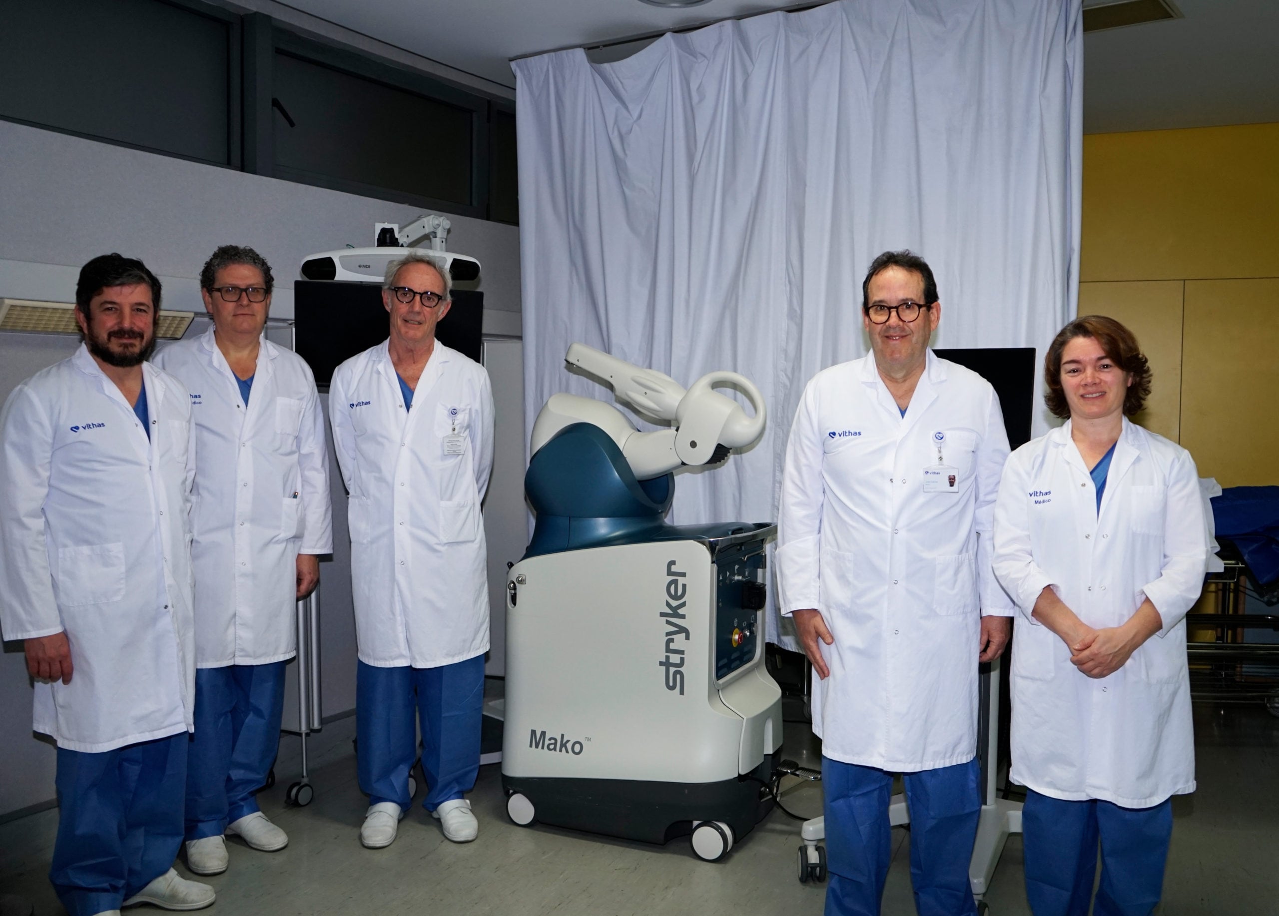 Equipo de Vithas Vigo con el nuevo robot Mako