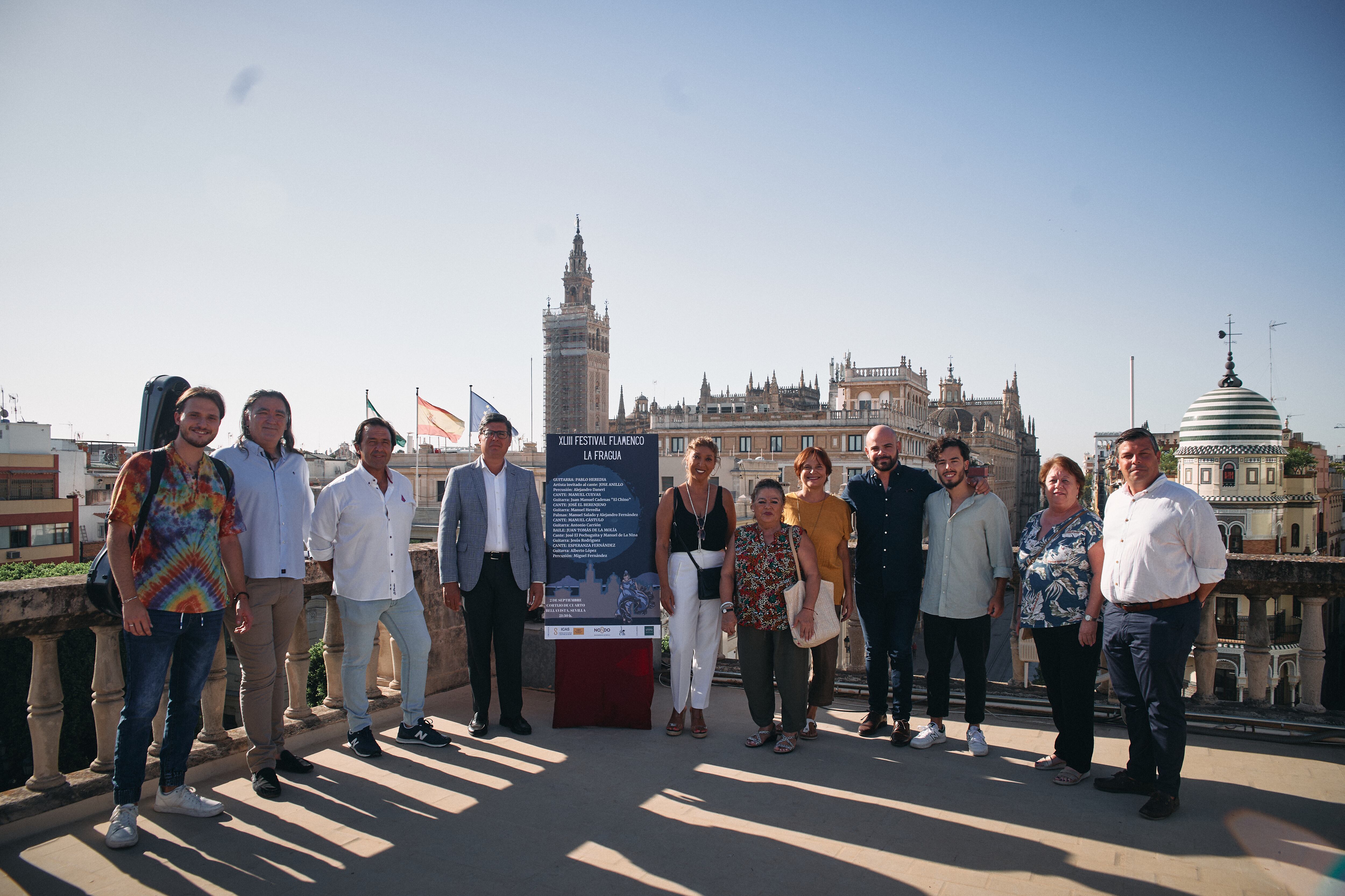 Foto de familia tras la presentación del Festival Flamenco &#039;La Fragua&#039; de Bellavista