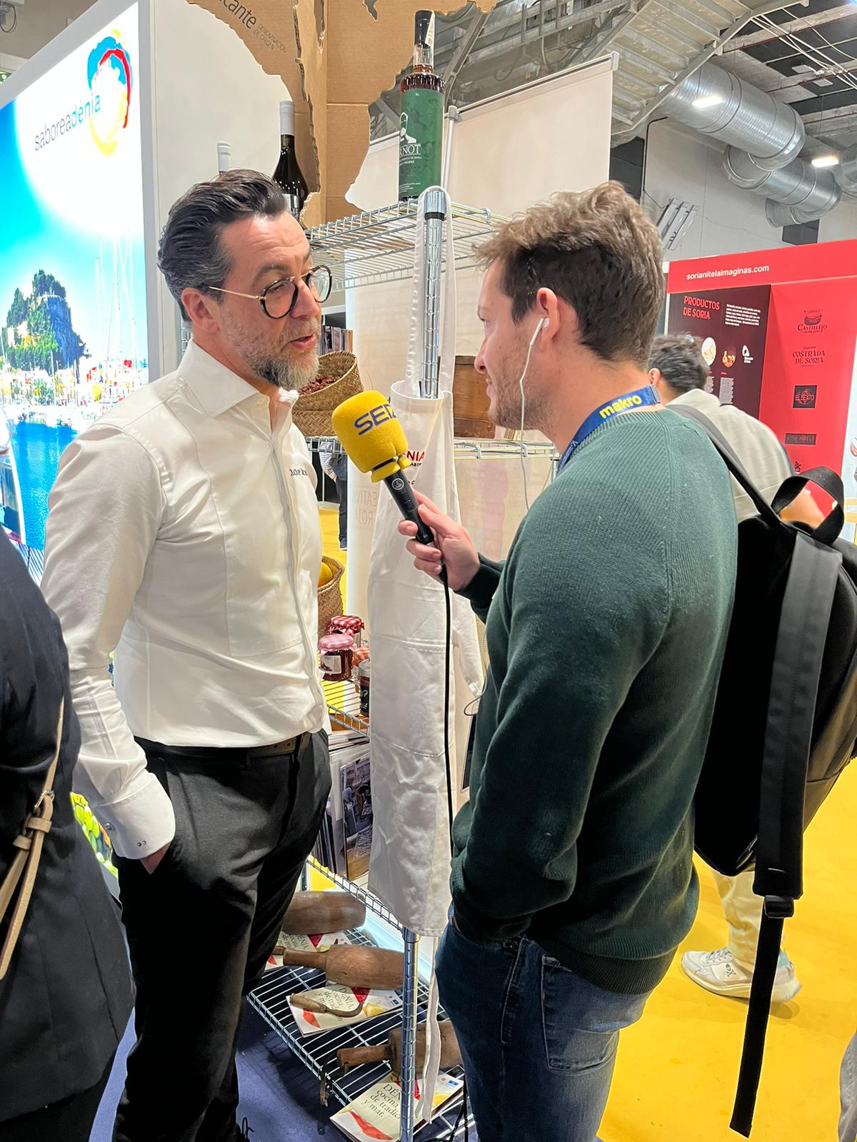 El chef tres estrellas Michelín, Quique Dacosta atendiendo al micrófono de Radio Dénia Cadena SER.