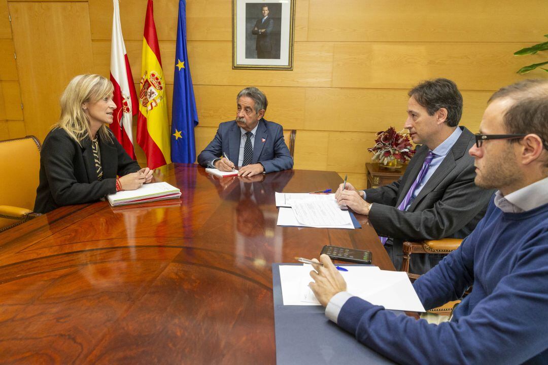 El presidente Revlla se reúne con la alcaldesa de Castro Urdiales.