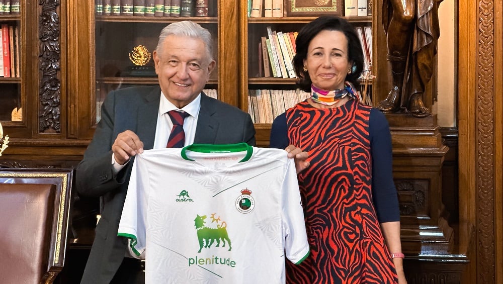 López Obrador y Ana Botín, con la camiseta del Racing