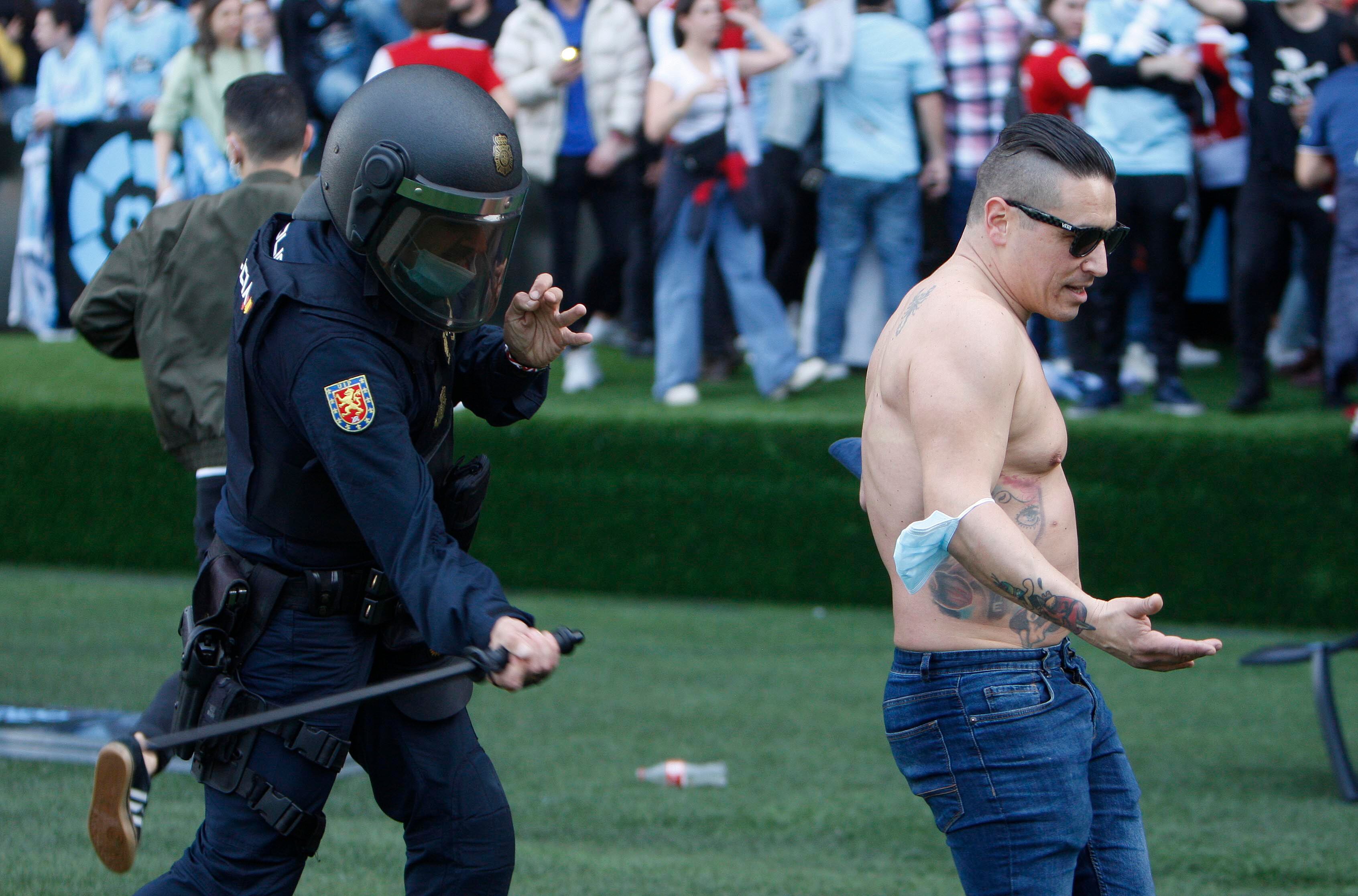 Incidentes en el partido de la 1ª división Federación Celta de Vigo B-Deportivo de la Coruña, al invadir los aficionados del Celta el campo al finalizar el encuentro. EFE / Salvador Sas