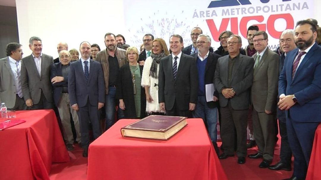 Alcaldes y concejales de PSOE, BNG y Marea durante el pleno de constitución del Área Metropolitana de Vigo.