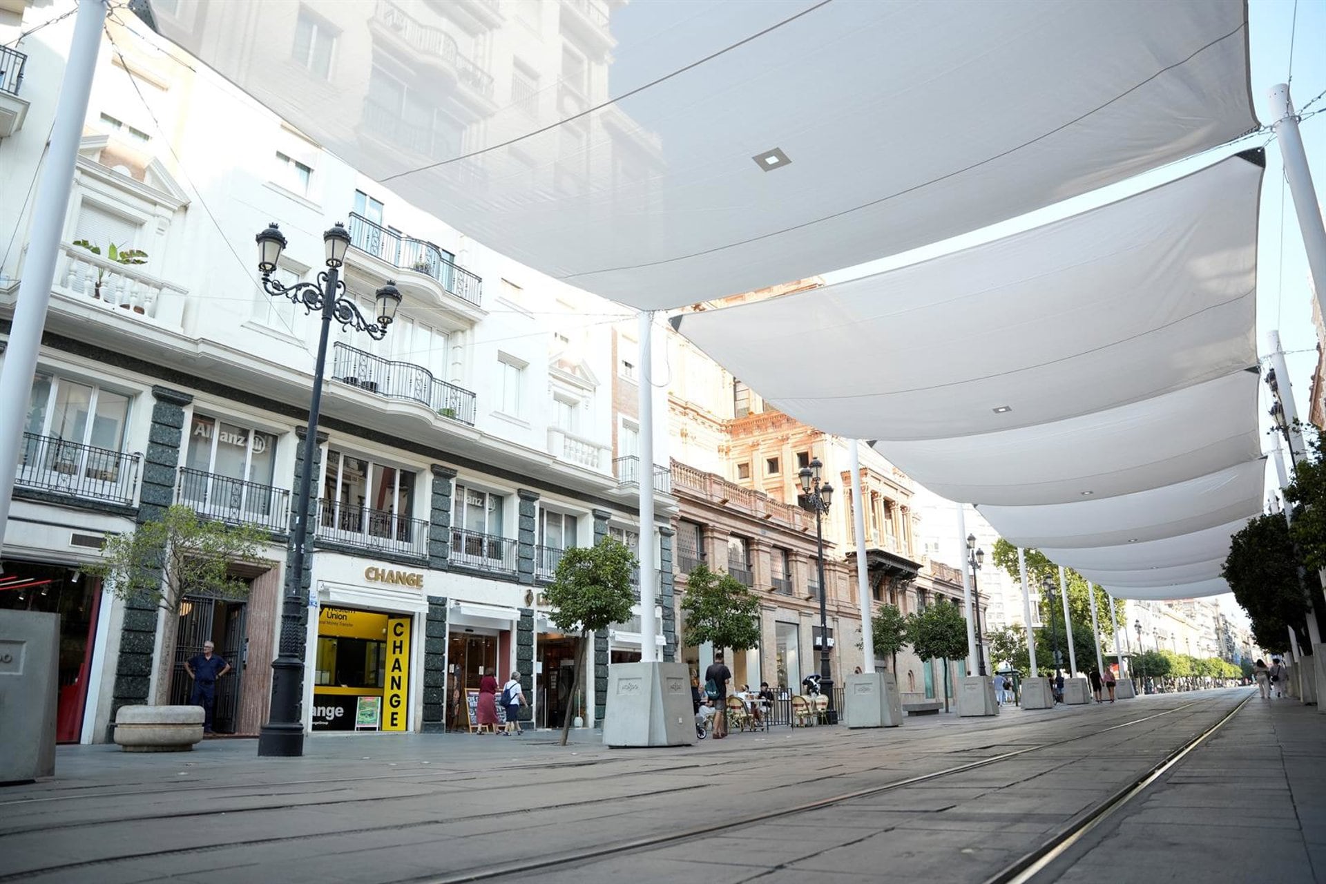 Imágenes de la Avenida de la Constitución de Sevilla luciendo los primeros toldos instalados en la jornada de este viernes. Joaquín Corchero