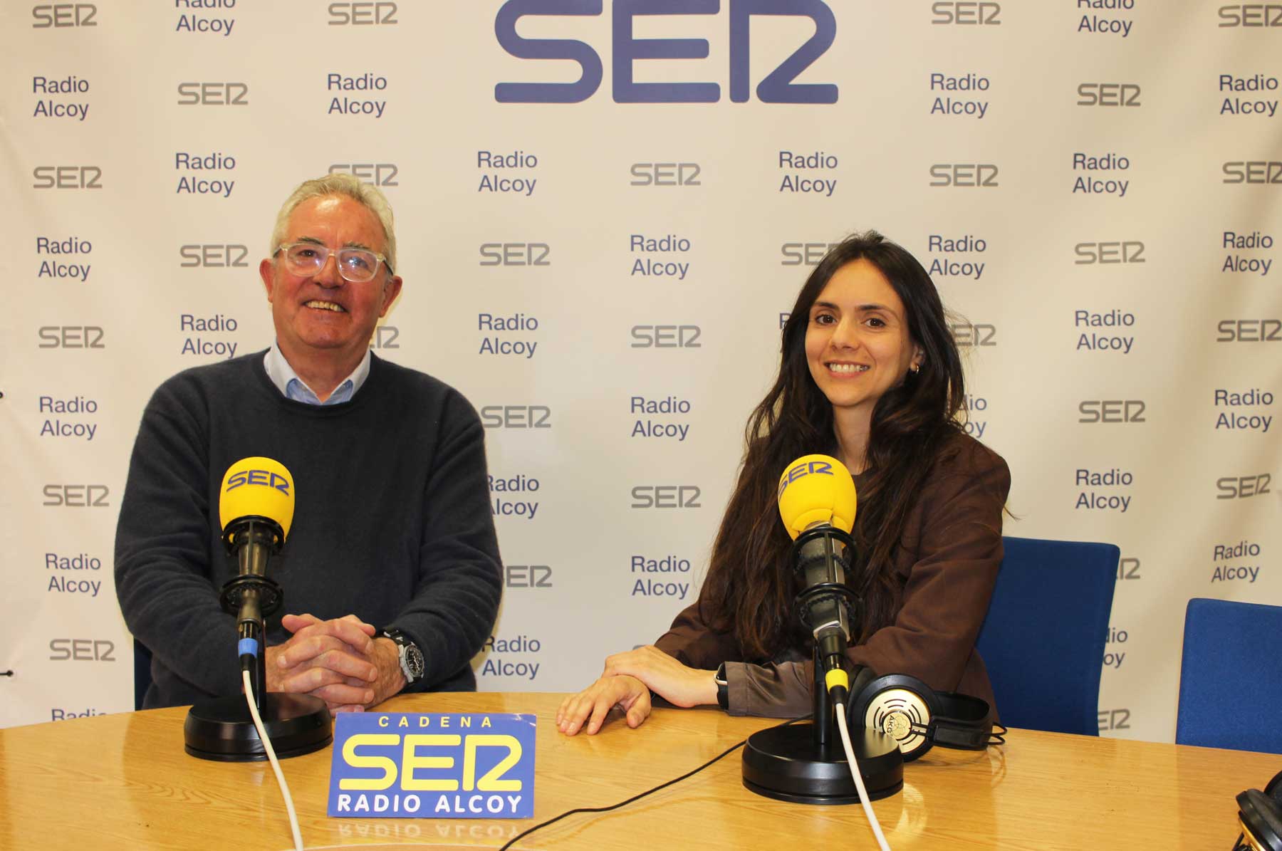 Paco Verdú i María Guillem, en l'estudi central de Radio Alcoy