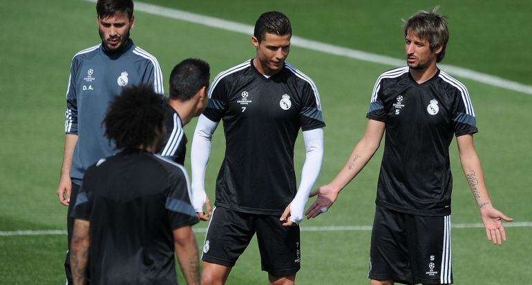 Fabio Coentrao, durante un entrenamiento con el Real Madrid.