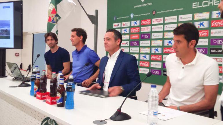 Ramón Planes con el presidente Diego García y técnicos de la cantera