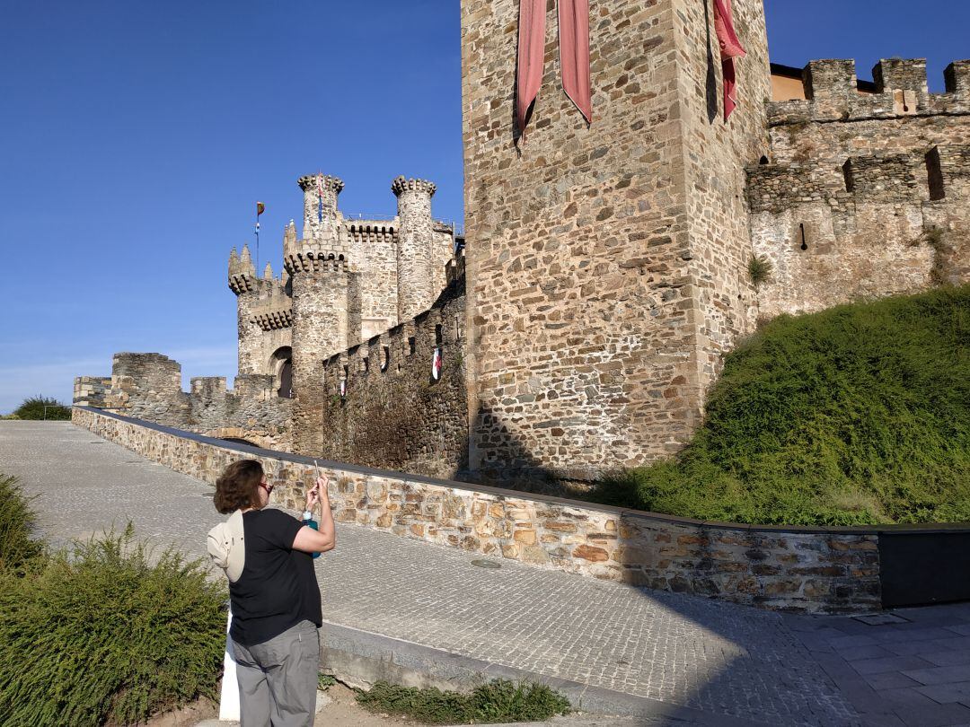 Una turista fotografía el castillo