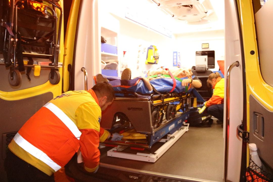 Una ambulancia trabaja en España. 