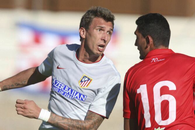 Mario Mandzukic disputa un balón en su primer partido como rojiblanco