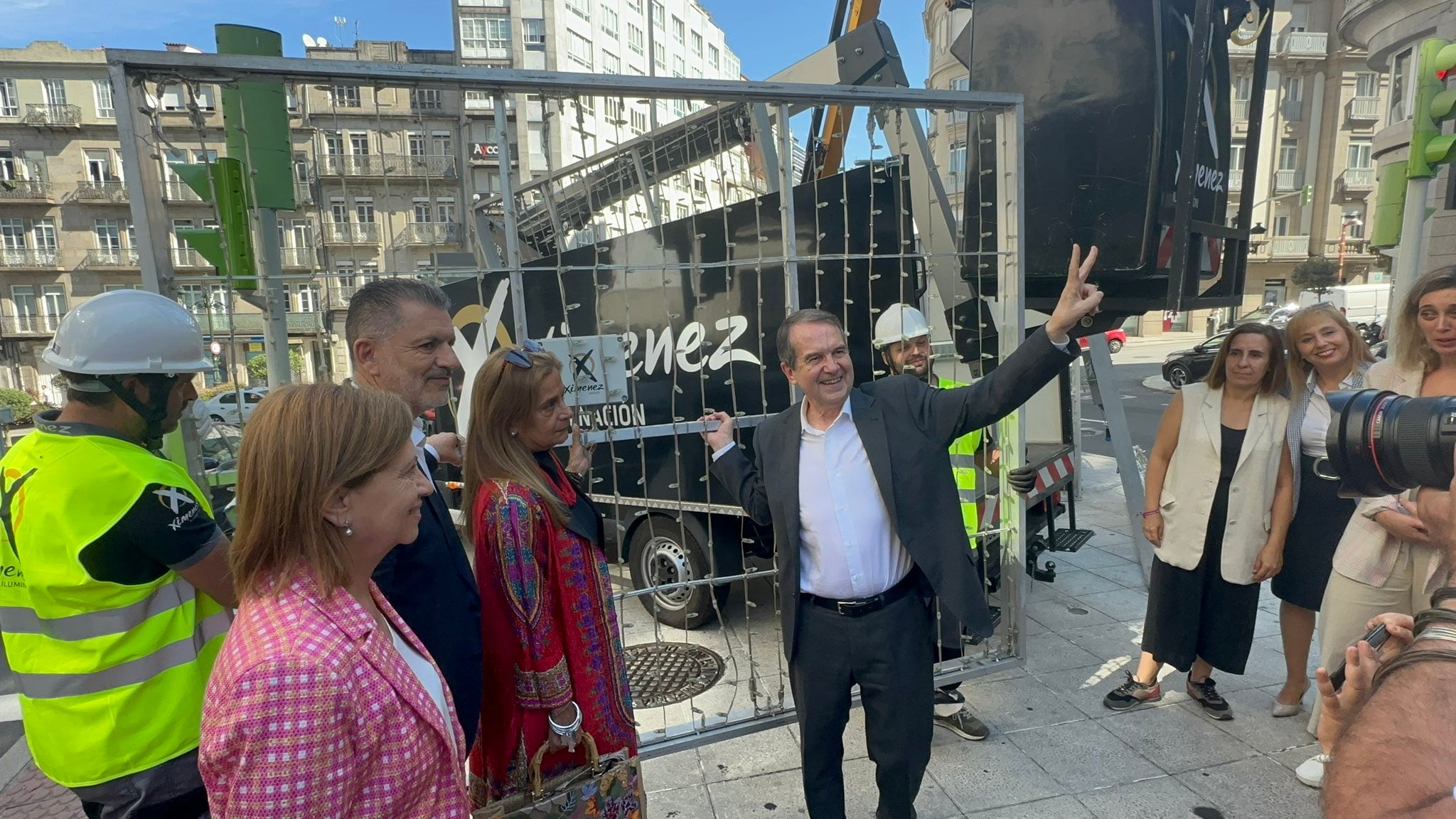 El alcalde de Vigo da el pistoletazo de salida a la Navidad con el inicio de la instalación de las luces