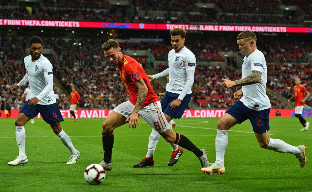 Saúl, rodeado de jugadores ingleses en Wembley.