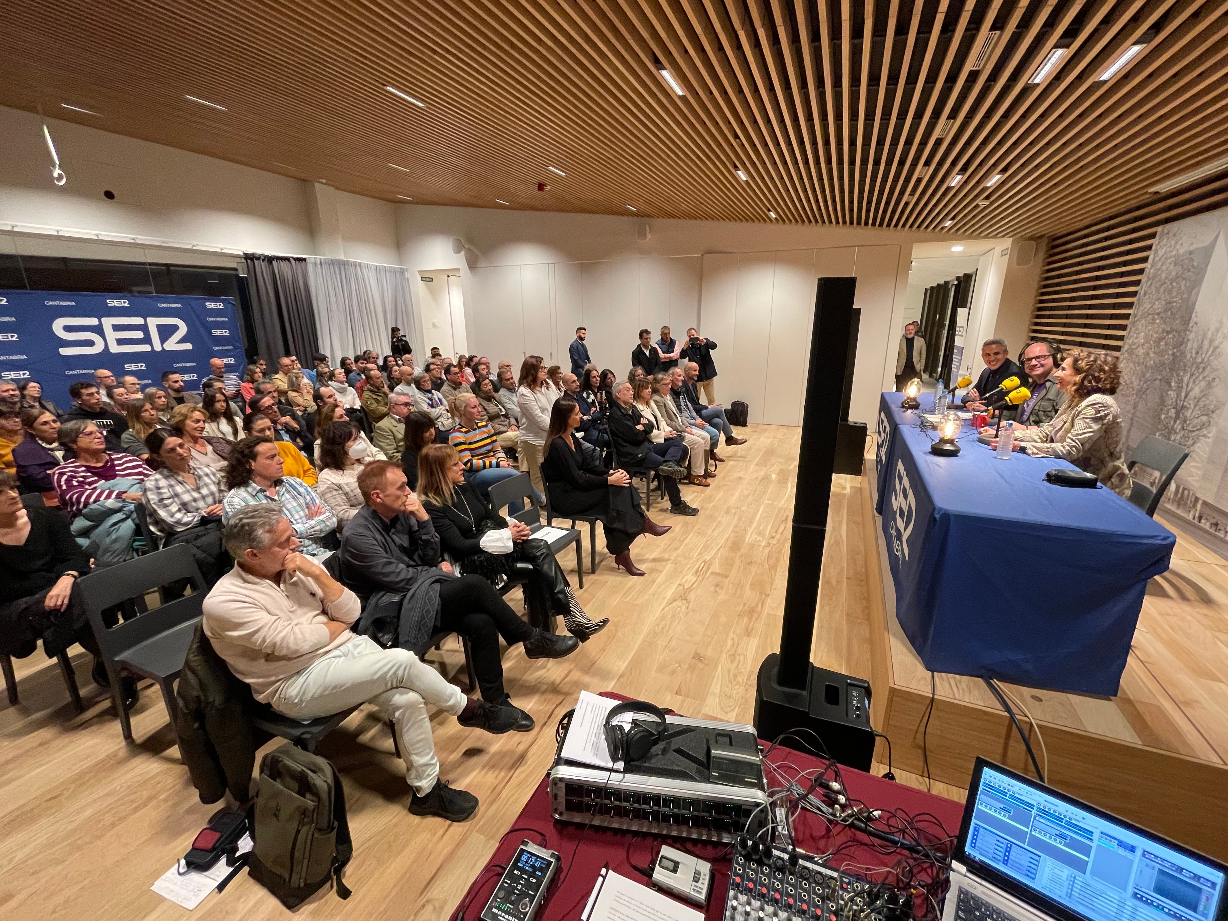 El público de Cantabria ofreció una calurosa bienvenida al equipo de SER Historia y completó el aforo disponible.