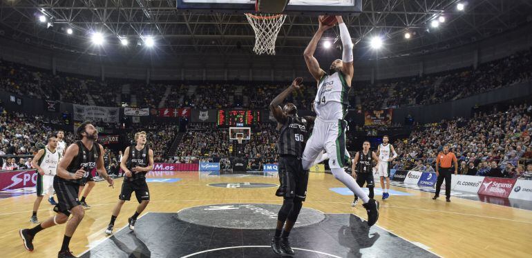 El pívot jamaicano del Joventut Jerome Jordan (d) con el balón ante el pívot jamaicano del Bilbao Basket Micheal Eric (c)