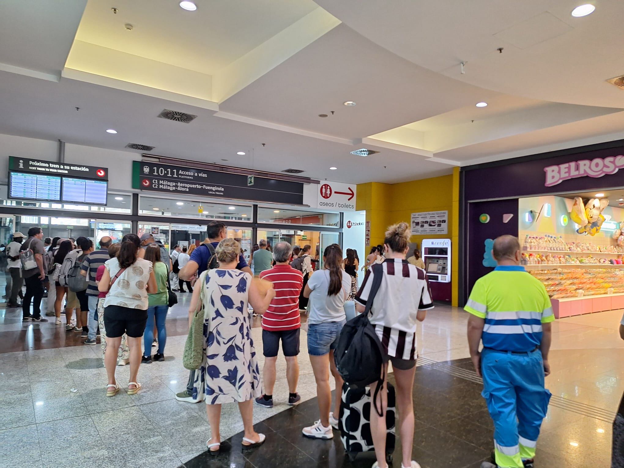 La cola desde las taquillas de Renfe en Málaga cruzan parte de los accesos a la estación