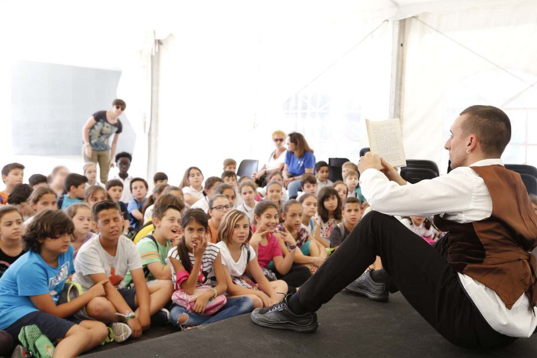 Alumnos de un colegio de Mairena del Aljarafe participan en una de las actividades de su Feria del Libro