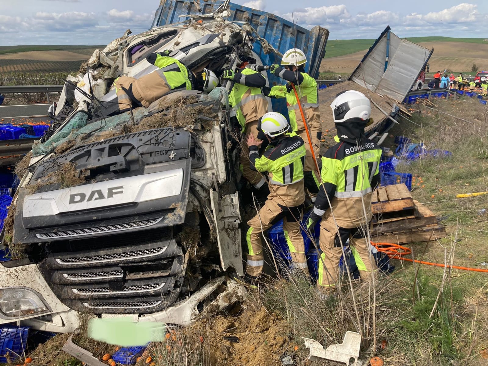 Los bomberos de Córdoba Intervienen para excarcelar al conductor de un camión atrapado en la cabina del vehículo tras volcar en la A-4 a la altura de  Aldea Quintana