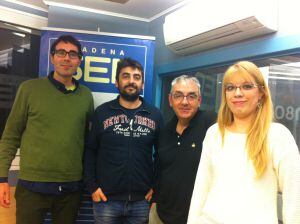 D'esquerra a dreta Marc Olomí, de l'empresa Punt ECO; Joan Valls, investigador de l'IRB Lleida; Lluís Rosselló, cap de reumatologia del Santa Maria i Minerva Granado, nutricionista