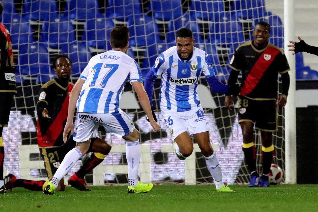 El delantero marroquí del Leganés Youssef En-Nesyri (d) celebra uno de sus goles ante el Rayo Vallecano, durante el partido de ida de dieciseisavos de final de la Copa del Rey.