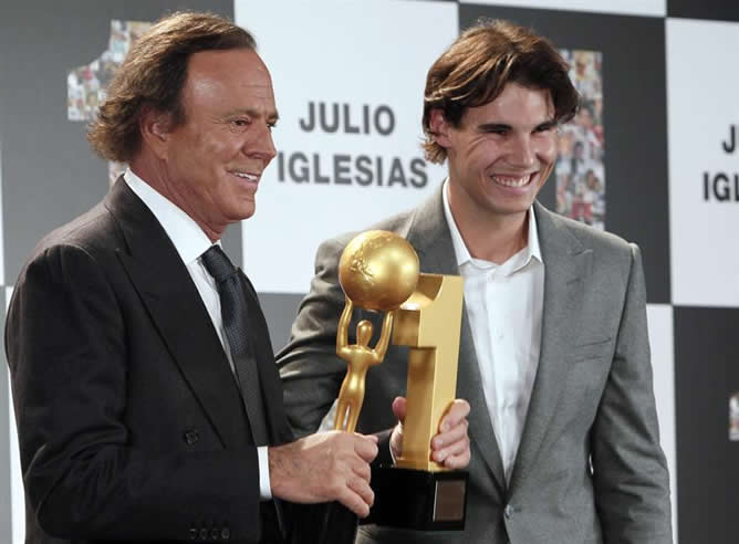 El cantante Julio Iglesias ha recibido de manos de Rafael Nadal el premio al artista que más discos ha vendido en España y el premio al artista latino que más discos ha vendido en la historia