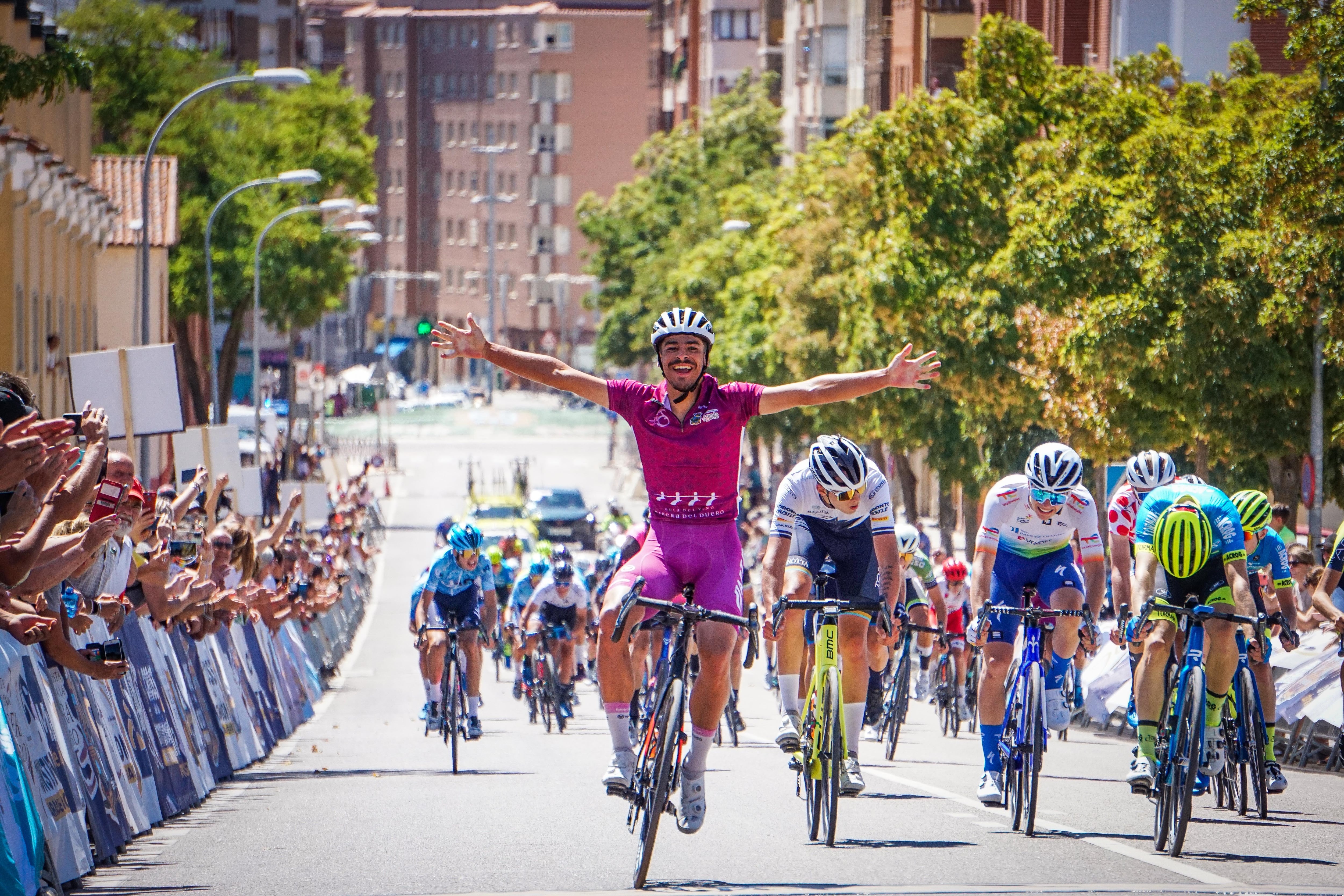 Antonio Morgado celebra su triunfo en la recta final en Bodega Tierra Aranda