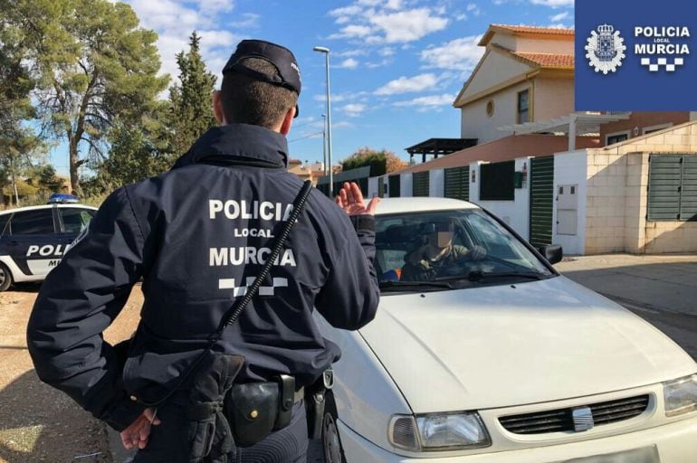 La policía local de Murcia detiene a un individuo por apalear a un comerciante que se negó a venderle cerveza al estar fuera del horario permitido.